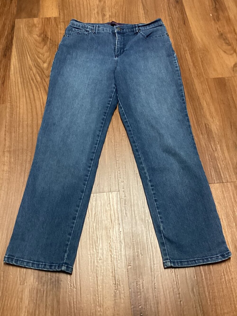 Gloria Vanderbilt Amanda High Rise, Size 10 Short Blue Jeans.